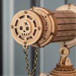 Detalhe do telescópio 3D de madeira com engrenagens e cadeias, mostrando o acabamento detalhado e componentes de montagem.