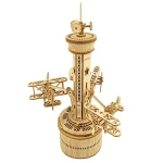Modelo de torre de aviação mecânica em madeira com hélices e detalhes intricados, visto de frente com várias partes móveis visíveis.