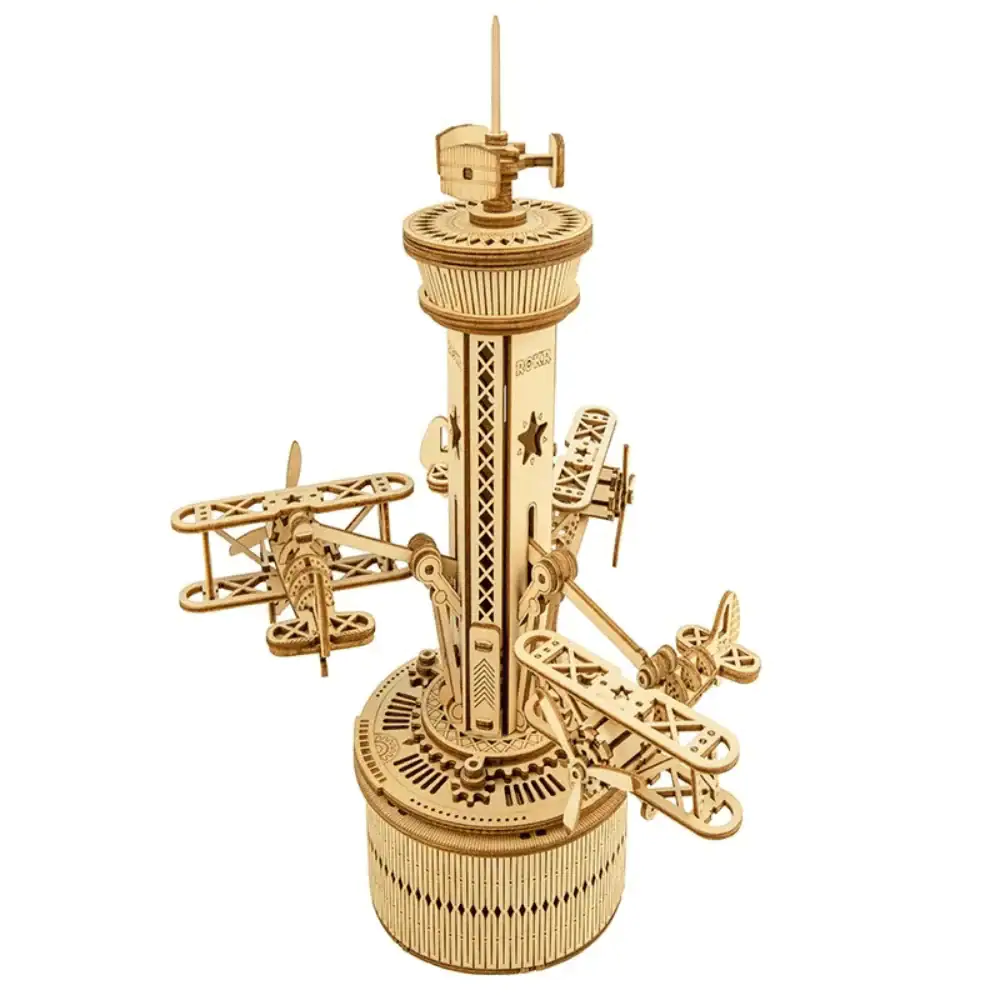 Modelo de torre de aviação mecânica em madeira com hélices e detalhes intricados, visto de frente com várias partes móveis visíveis.