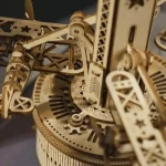 Detalhe de componentes de madeira de uma torre de aviação mecânica, com engrenagens e braços articulados, mostrando detalhes de construção e funcionamento.