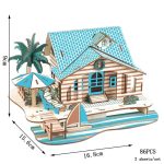 Casa de praia em miniatura com telhado azul, janelas, porta, palmeira, guarda-sol, escada, barco e deck, vista superior.
