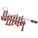Puzzle chinês de madeira com alavanca de metal, peças articuladas e caracteres chineses gravados na madeira, usado para desafiar a mente e melhorar a concentração.