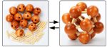 Conjunto de bolas de madeira laranja com buracos, representando partículas subatómicas, e palitos de madeira, usados para montar uma estrutura de átomo.