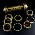 Componentes de um Cryptex de metal, incluindo anéis, cilindro e mecanismos internos, com detalhes visíveis e marcações.