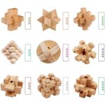 Conjunto de peças de quebra-cabeças de madeira com diferentes formas e tamanhos, incluindo blocos, esferas e formas geométricas, para montagem e diversão educativa.