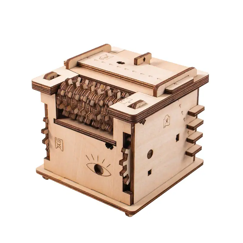 Cubo de quebra-cabeças de madeira com engrenagens visíveis e detalhes intricados, visto de frente com foco nas engrenagens e na estrutura do cubo.