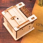 Quebra-cabeças de madeira com compartimentos e peças pequenas, incluindo uma figura de gato e setas indicando movimento, sobre uma mesa de madeira.