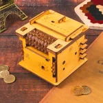 Quebra-cabeças de madeira com componentes internos visíveis, detalhes de engrenagens e botões, em ambiente de jogo com moedas e decoração de ciência ao fundo.