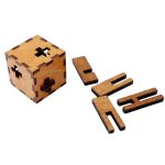 Peças de madeira de diferentes formas e um cubo de quebra-cabeças com encaixes, para montar.