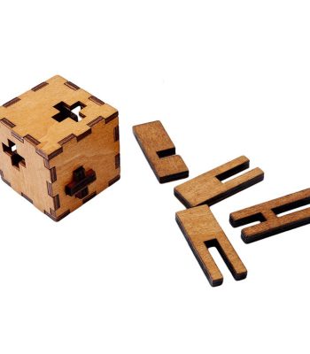 Peças de madeira de diferentes formas e um cubo de quebra-cabeças com encaixes, para montar.