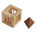 Peça de quebra-cabeças em forma de tetraedro de madeira escura ao lado de uma estrutura de cubo com barras de madeira clara.