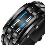 Relógio binário de pulso com visor digital de LEDs azuis e brancos, mostrador de horas, minutos e segundos, com caixa preta e pulseira de metal.