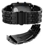 Relógio binário com pulseira de metal preta, mostrador digital e fecho de encaixe, visto de frente e de lado.