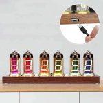 Seis relógios de ampola Nixie com diferentes cores de luz, colocados numa base de madeira, com detalhe de conexão USB na imagem.