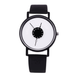 Relógio com mostrador invertido e ponteiros que indicam horas e minutos de forma não convencional, com caixa preta e pulseira de couro preto.