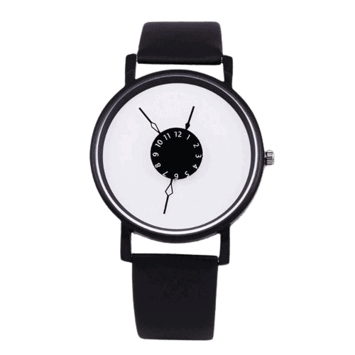 Relógio com mostrador invertido e ponteiros que indicam horas e minutos de forma não convencional, com caixa preta e pulseira de couro preto.
