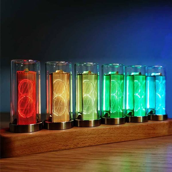 Conjunto de tubos luminosos de diferentes cores, incluindo vermelho, amarelo, verde e azul, com luzes acesas, dispostos numa base de madeira.