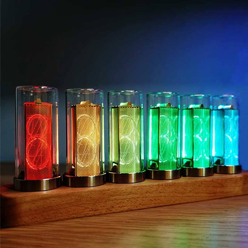 Conjunto de tubos luminosos de diferentes cores, incluindo vermelho, amarelo, verde e azul, com luzes acesas, dispostos numa base de madeira.