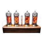 Quatro tubos Nixie exibindo números 1, 8, 2, 3 em uma base de madeira, com um tubo menor no centro, todos iluminados em tom laranja.