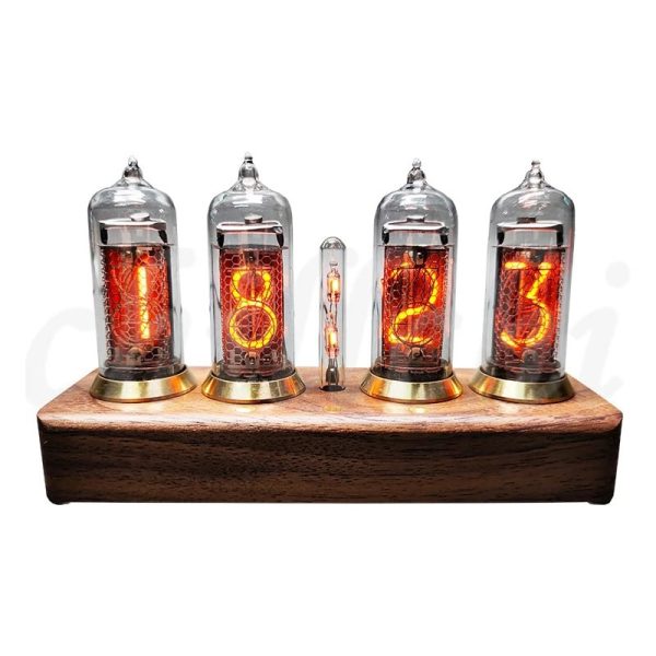 Quatro tubos Nixie exibindo números 1, 8, 2, 3 em uma base de madeira, com um tubo menor no centro, todos iluminados em tom laranja.