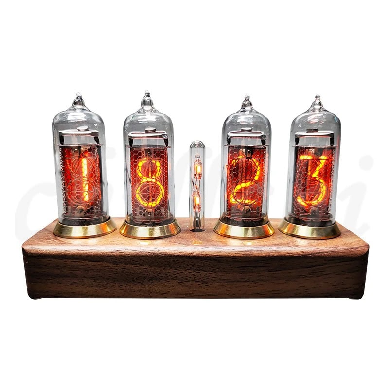 Quatro tubos Nixie exibindo números 1, 8, 2, 3 em uma base de madeira, com um tubo menor no centro, todos iluminados em tom laranja.