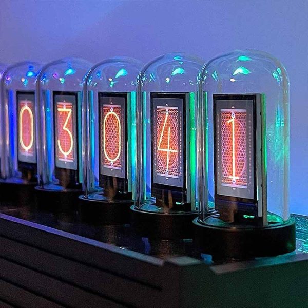 Conjunto de tubos de vidro com números vermelhos brilhantes exibindo a hora 03:04:11, com luzes azuis e verdes ao redor.