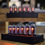 Relógio digital Nixie com seis tubos de vidro exibindo números vermelhos, base preta, detalhes internos visíveis, iluminação suave, vista frontal e lateral.