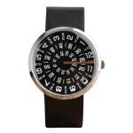 Relógio com mostrador circular preto e branco, números grandes e ponteiro laranja, pulseira preta de couro, vista frontal detalhada.