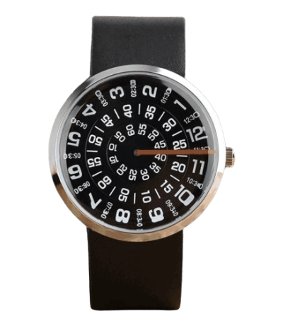 Relógio com mostrador circular preto e branco, números grandes e ponteiro laranja, pulseira preta de couro, vista frontal detalhada.