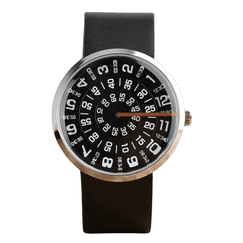 Relógio com mostrador circular preto e branco, números grandes e ponteiro laranja, pulseira preta de couro, vista frontal detalhada.