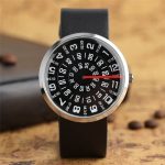 Relógio com mostrador circular, números grandes e ponteiro vermelho, pulseira preta, fundo de madeira.