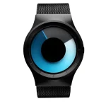 Relógio com mostrador circular de design moderno, fundo preto e detalhes azuis, pulseira de malha preta, estilo minimalista e tecnológico.