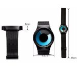 Relógio futurista com mostrador circular azul e pulseira de malha preta, vista de frente, lateral e detalhe da largura de 4cm e altura de 23cm.