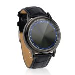 Relógio de pulso com mostrador digital circular e luzes LED azuis, pulseira de couro preta, design moderno e futurista.