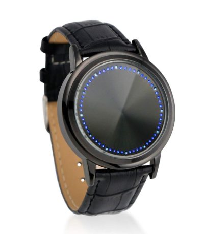 Relógio de pulso com mostrador digital circular e luzes LED azuis, pulseira de couro preta, design moderno e futurista.