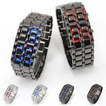 Dois relógios de pulso com mostradores digitais LED, um com luz azul e outro com luz vermelha, ambos com braceletes de metal escuro.