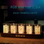 Relógio com tubos Nixie que exibem números em tons dourados, com iluminação RGB ajustável e base de madeira escura.