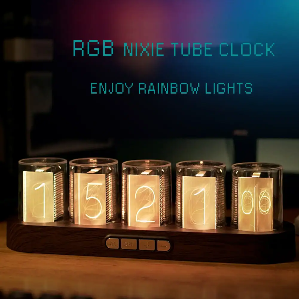 Relógio com tubos Nixie que exibem números em tons dourados, com iluminação RGB ajustável e base de madeira escura.