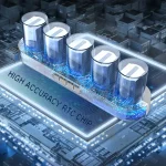 Circuito com cinco componentes eletrónicos transparentes com detalhes internos visíveis, sobre uma placa de circuito impresso com texto 'High Accuracy RTC Chip'.