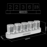 Relógio LED Nixie com cinco tubos de vidro transparentes, display digital e base branca com botões de controlo.