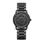 Relógio de pulso preto com números romanos na face, mostrador minimalista, pulseira de metal escura, sem ponteiros visíveis, design moderno e elegante.