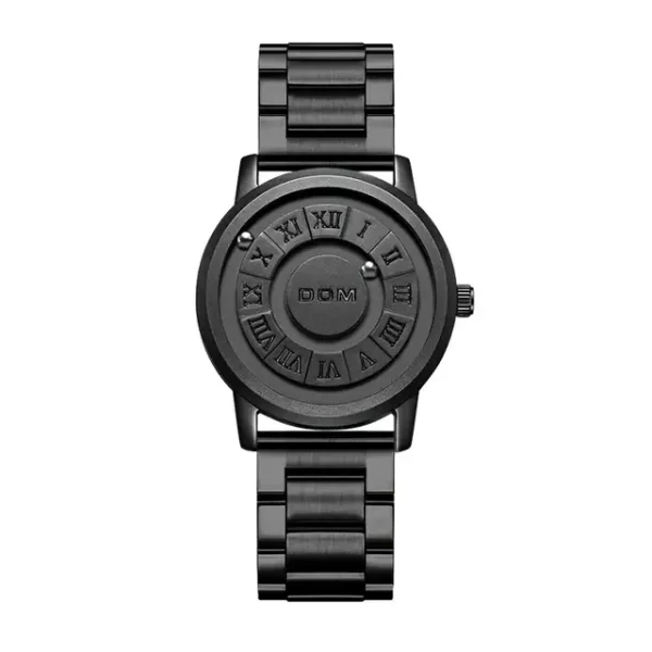 Relógio de pulso preto com números romanos na face, mostrador minimalista, pulseira de metal escura, sem ponteiros visíveis, design moderno e elegante.