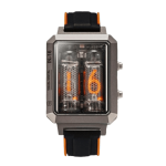 Relógio Nixie com visor de tubos de néon visíveis, mostrador digital com números laranja, caixa metálica prateada, pulseira de borracha preta com detalhes laranja.