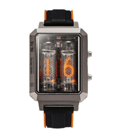 Relógio Nixie com visor de tubos de néon visíveis, mostrador digital com números laranja, caixa metálica prateada, pulseira de borracha preta com detalhes laranja.