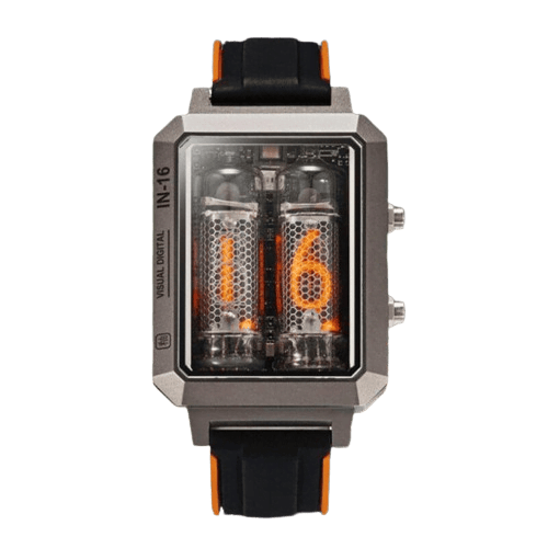 Relógio Nixie com visor de tubos de néon visíveis, mostrador digital com números laranja, caixa metálica prateada, pulseira de borracha preta com detalhes laranja.