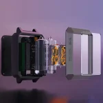 Componentes internos de um relógio Nixie, incluindo tubos de exibição e circuito impresso, vistos de lado.