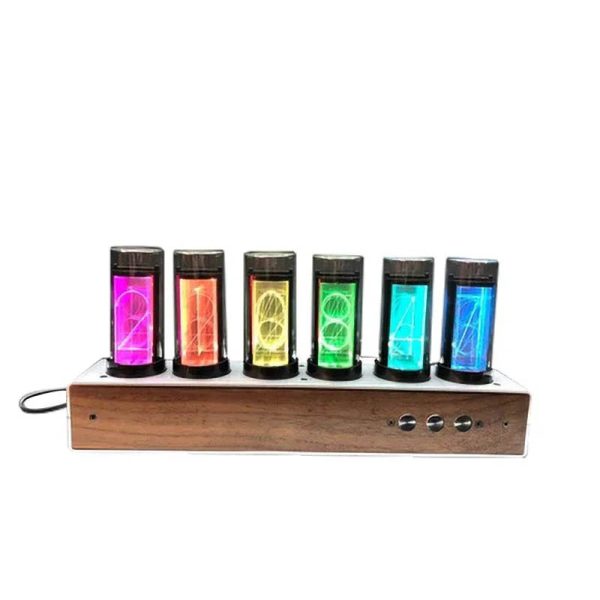 Relógio Nixie com seis tubos de vidro iluminados por filamentos LED RGB de várias cores, montados numa base de madeira com botões de controlo.