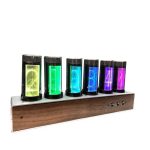 Relógio Nixie com seis tubos de vidro iluminados por LED RGB, exibindo números de cores diferentes, montado numa base de madeira.