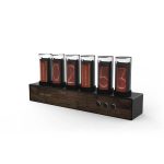 Relógio Nixie com seis tubos de vidro exibindo números em LED RGB, montado numa base de madeira com botões de controlo.
