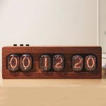 Relógio Nixie com display de tubos de vidro em caixa de madeira, mostrando o horário 00:12:20, com botões de controlo na parte superior esquerda.